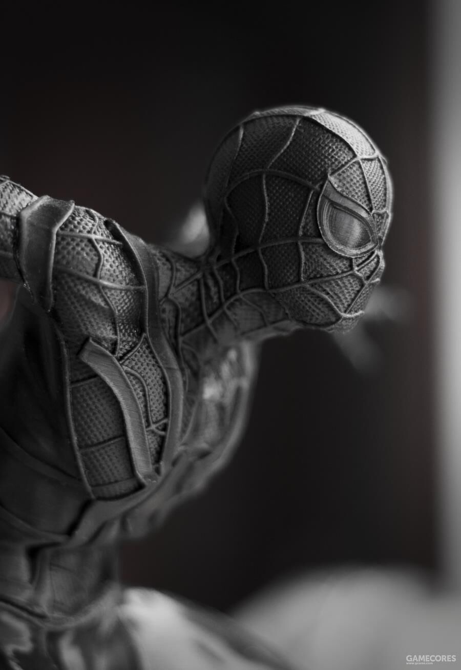 这个蜘蛛侠的头大概只有2.5cm高，因为模型的纹理掩盖了层纹，所以第一眼看效果很惊艳。